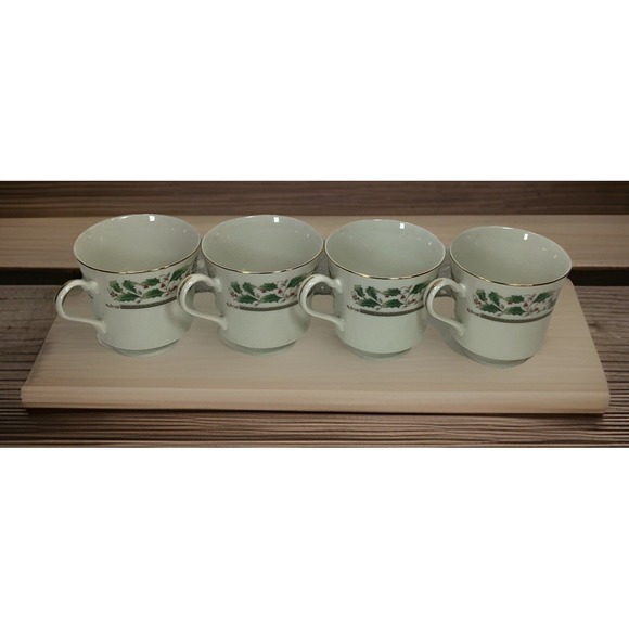 Royal Limited Other - Royal‎ Limited Holly Holiday Set of 4 Coffee Mugs Christmas Cups Japan 🎄